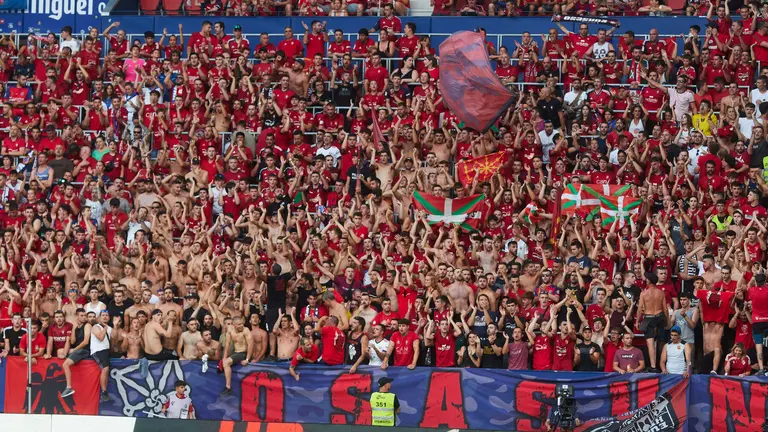 La grada del estadio de El Sadar durante el partido de ida de la previa de la UEFA Europa Conference League entre CA Osasuna y Club Brugge disputado en Pamplona. IÑIGO ALZUGARAY