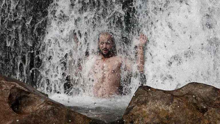 Las altas temperaturas que se registran en Pamplona, cerca de los 40 grados y que previsiblemente se superen en los próximos días hace que el cauce del rio Arga a su paso por la localidad de Huarte se llene de bañistas para intentar paliar con un buen baño el calor que abrasa Pamplona. EFE/ Jesus Diges