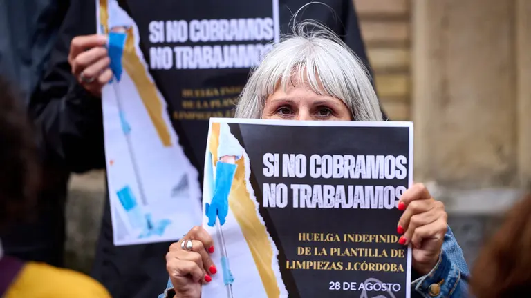 Trabajadoras de la empresa Limpiezas J. Córdoba, adjudicataria del servicio de limpieza de las oficinas de Correos en Navarra, se concentran con motivo del inicio de la huelga indefinida convocada para protestar por los retrasos en el abono de sus nóminas. PABLO LASAOSA