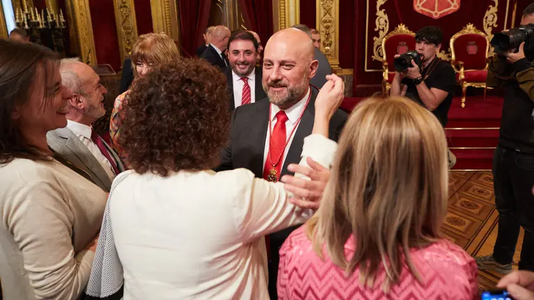 Acto de toma de posesión de José Luis Arasti como consejero de Economía y Hacienda, con la presencia de la presidenta María Chivite, en el Salón del Trono del Palacio de Navarra. IÑIGO ALZUGARAY