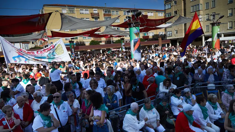 Lanzamiento del Chupinazo de inicio de las Fiestas de Berriozar 2023, a cargo de las personas mayores del Centro Iruñalde. IÑIGO ALZUGARAY