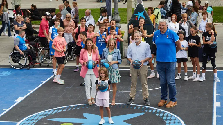 Cristina Ibarrola, participa en el acto de apertura de la XXI edición del torneo Plaza 3x3 Caixabank Streetball Ayuntamiento de Pamplona. En el acto institucional participan además el concejal delegado de Servicios Sociales, Deporte y Salud, Raúl Armendáriz; el director-gerente del Instituto Navarro de Deporte del Gobierno Navarra; la directora territorial Ebro de CaixaBank, Isabel Moreno; el presidente de la Federación Navarra de Baloncesto, Pablo Bretos; y el embajador de la Federación Española de Baloncesto (FEB) Fernando Romay, en la Plaza del Castillo de Pamplona. IÑIGO ALZUGARAY
