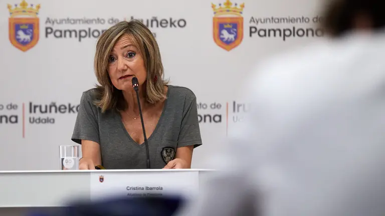 La alcaldesa Cristina Ibarrola informa en rueda de prensa del programa de actos preparado por el Ayuntamiento para conmemorar el 600 aniversario del Privilegio de la Unión de los Burgos de Pamplona. IÑIGO ALZUGARAY