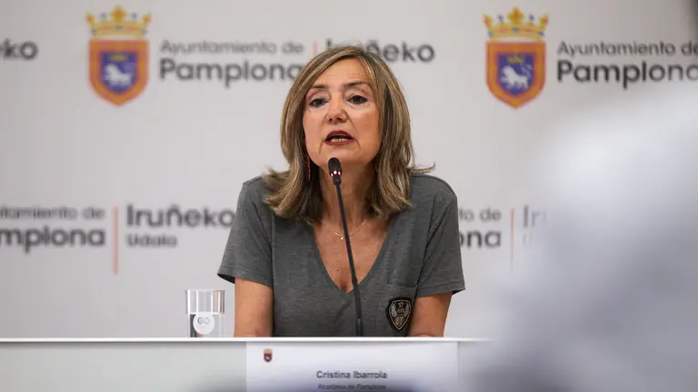 La alcaldesa Cristina Ibarrola informa en rueda de prensa del programa de actos preparado por el Ayuntamiento para conmemorar el 600 aniversario del Privilegio de la Unión de los Burgos de Pamplona. IÑIGO ALZUGARAY