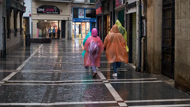 Paso de las tormentas asociadas a la DANA que está cruzando la península por las calles de Pamplona en la mañana del sábado. IÑIGO ALZUGARAY