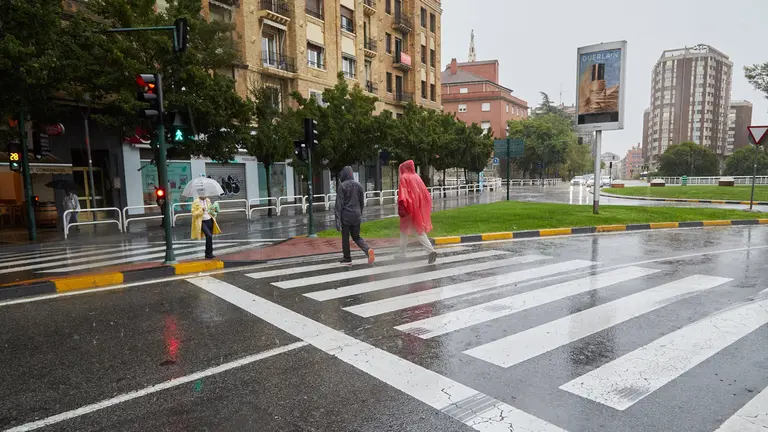 Paso de las tormentas asociadas a la DANA (Depresión Aislada en Niveles Altos) que está cruzando la península por las calles de Pamplona. IÑIGO ALZUGARAY