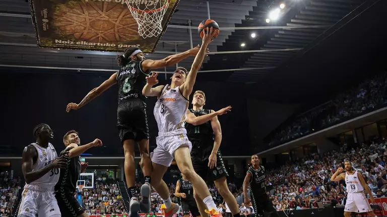 Los jugadores de baloncesto del Real Madrid Mitar Bosnjakovic (4d), ergio Rodríguez (d) y Eli John Ndiaye (i) y los del Surne Bilbao Sacha Killeya-Jones (3i), Thijs de Ridder (3d) y Alex Renfroe (2d) durante el partido amistoso que ambos conjuntos han disputado este sábado en el Navarra Arena de Pamplona antes de que de comienzo la Liga ACB. EFE/ Villar López