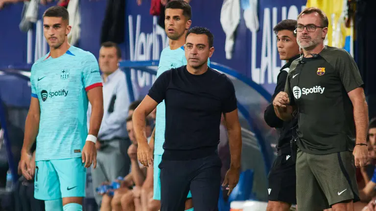 Ferran Torres (7. FC Barcelona), Joao Cancelo (2. FC Barcelona) y Xavi Hernández (entrenador FC Barcelona) durante el partido de La Liga EA Sports entre CA Osasuna y FC Barcelona disputado en el estadio de El Sadar en Pamplona. IÑIGO ALZUGARAY