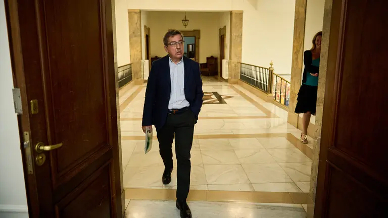 El concejal de las áreas de Educación, Igualdad y Diversidad Cultural y Relaciones Ciudadanas, Participación y Mayores, Carlos Salvador, informa en rueda de prensa sobre los asuntos tratados en la Junta de Gobierno Local. PABLO LASAOSA