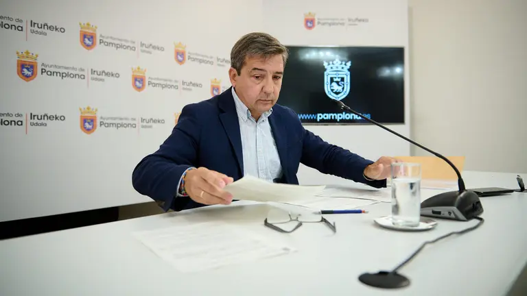 El concejal de las áreas de Educación, Igualdad y Diversidad Cultural y Relaciones Ciudadanas, Participación y Mayores, Carlos Salvador, informa en rueda de prensa sobre los asuntos tratados en la Junta de Gobierno Local. PABLO LASAOSA