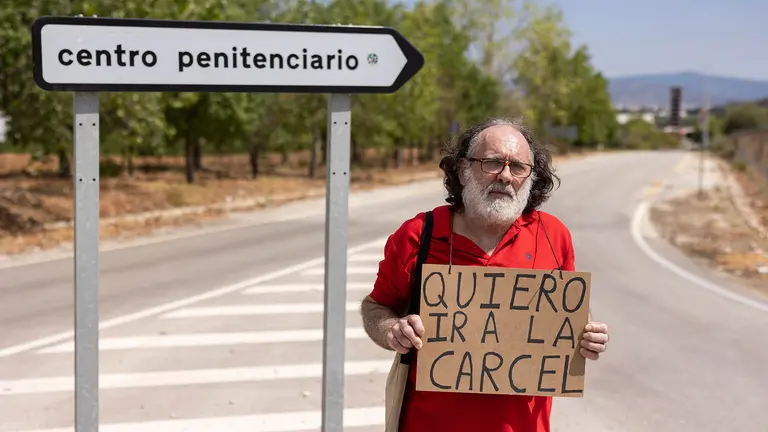 Justo Márquez, un granadino de 60 años enfermo de cáncer, ha pedido ingresar voluntariamente en el centro penitenciario de Alhaurín de la Torre (Málaga) porque, debido a su estado de salud, tiene miedo de "estar solo" y en la cárcel tendría compañeros que le podrían "atender y socorrer". . EFE/Carlos Díaz.