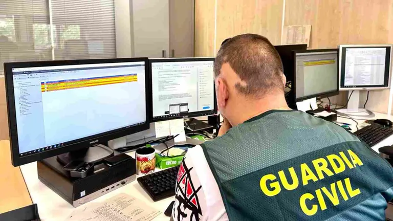 Un agente de la unidad de delitos informáticos de la Guardia Civil de Navarra. CEDIDA