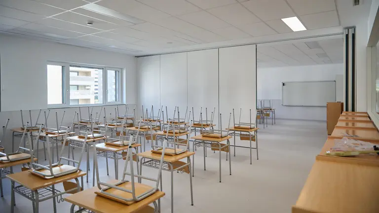 María Chivite, Carlos Gimeno y Carlos Salvador visitan las nuevas instalaciones del Colegio Público Paderborn en la calle Adela Bazo 3 del Soto de Lezkairu. PABLO LASAOSA
