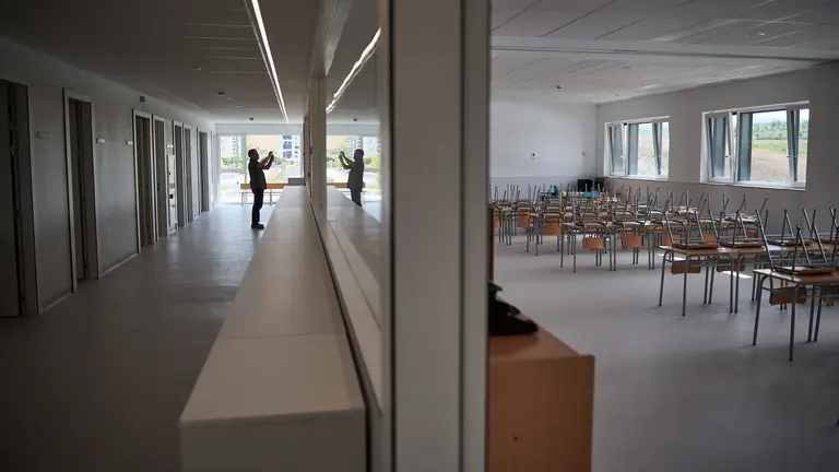 María Chivite, Carlos Gimeno y Carlos Salvador visitan las nuevas instalaciones del Colegio Público Paderborn en la calle Adela Bazo 3 del Soto de Lezkairu. PABLO LASAOSA