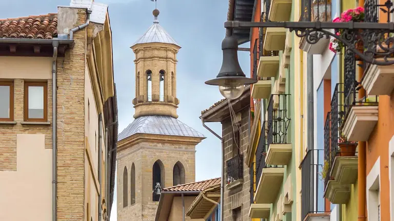 Imagen de archivo del Casco Antiguo o Casco Viejo de Pamplona con la iglesia de San Cernin o San Saturnino al fondo. AYUNTAMIENTO DE PAMPLONA