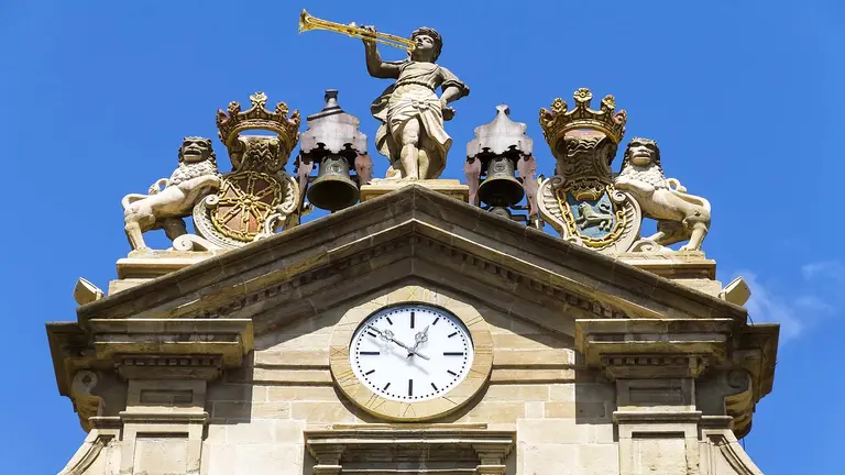 Imagen en detalle de la fachada del Ayuntamiento de Pamplona en la plaza consistorial. AYUNTAMIENTO DE PAMPLONA