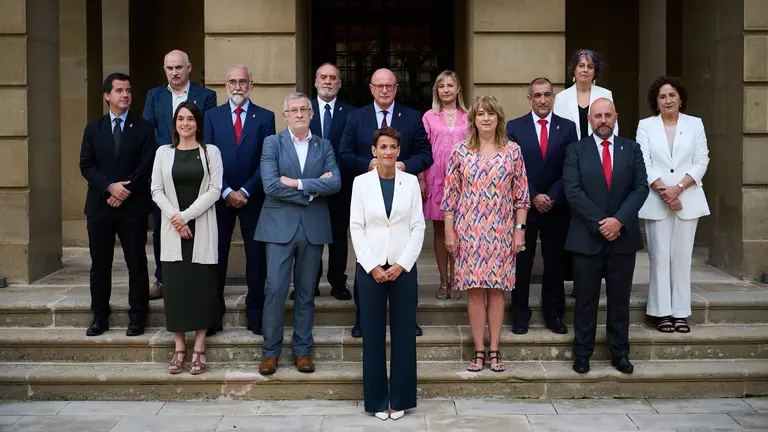 La presidenta de Navarra María Chivite realiza la tradicional fotografía con su equipo de Gobierno para la legislatura 2023-2027. PABLO LASAOSA