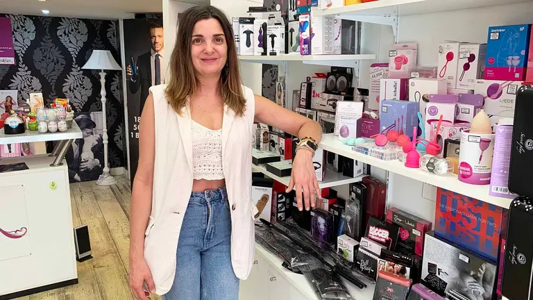 Desiré Vidal en su boutique erótica 'Pasión y Fresas' de Pamplona. Navarra.com