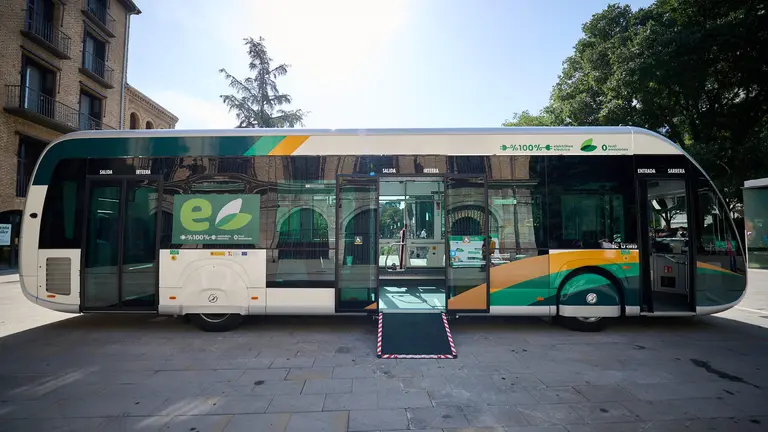 Presentación del nuevo autobús 100% eléctrico que se integrará en los próximos días a la flota del Transporte Urbano Comarcal en la linea 3. PABLO LASAOSA