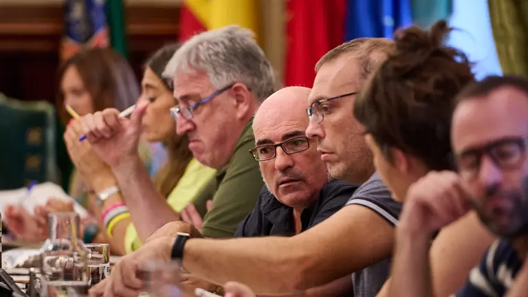 Joxe Abaurrea, de EH Bildu, durante la celebración del pleno del Ayuntamiento de Pamplona. PABLO LASAOSA