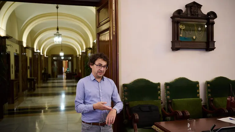 Txema Mauleón, de Contigo Zurekin, minutos antes de comenzar el pleno del Ayuntamiento de Pamplona. PABLO LASAOSA 