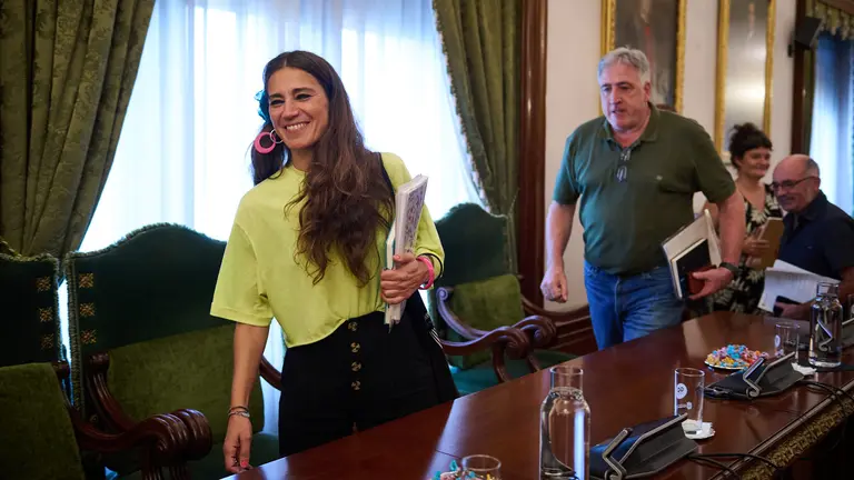 Maider Beloki  junto a Joseba Asirón minutos antes de comenzar el pleno del Ayuntamiento de Pamplona. PABLO LASAOSA 