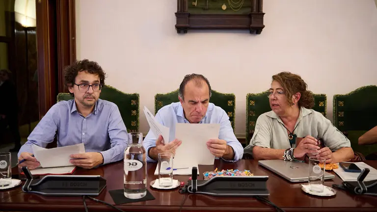 Txema Mauleón, de Contigo Zurekin junto a Carlos García Adanero y Carmen Alba, del PPN, minutos antes de comenzar el pleno del Ayuntamiento de Pamplona. PABLO LASAOSA 