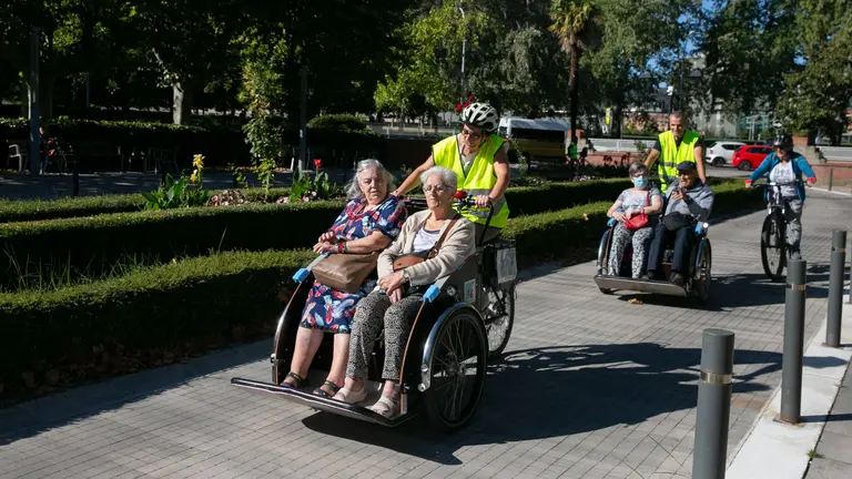 Imagen de archivo de un paseo con triciclos en Pamplona.  AYUNTAMIENTO DE PAMPLONA