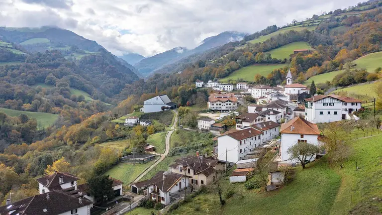 Vista a&eacute;rea de la localidad navarra de Valcarlos. @VisitNavarra.