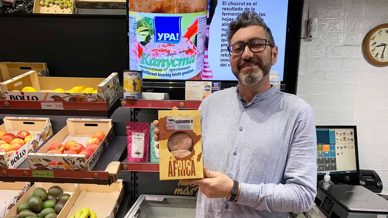David García Fernández muestra sus hamburguesas de cocodrilo a la venta en Pamplona. Navarra.com