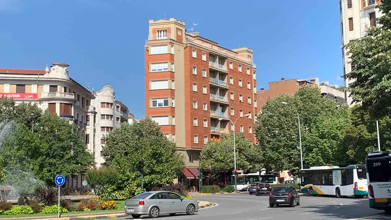 Edificio Periodistas en la Plaza Príncipe de Viana de Pamplona. Navarra.com