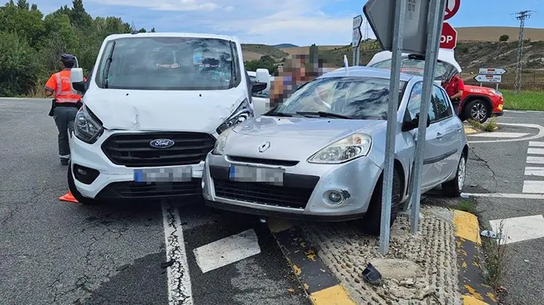 Trasladado al Hospital Universitario de Navarra al quedar atrapado tras una colisión en Urroz Villa. BOMBEROS DE NAVARRA