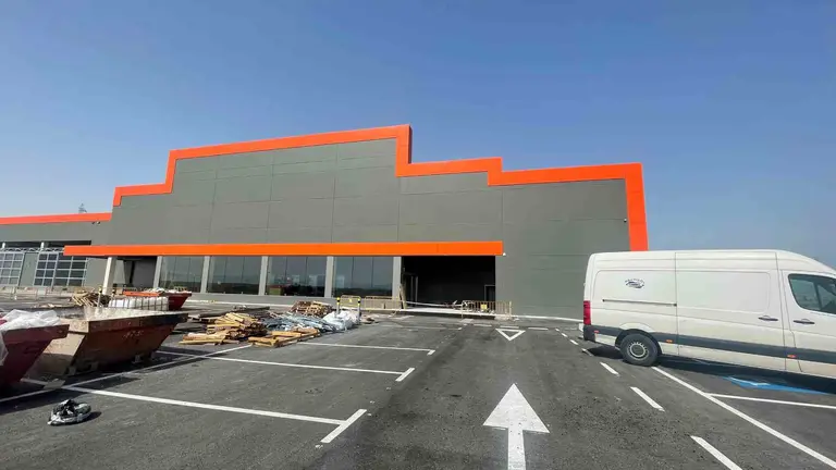 Obramat abrirá un centro de distribución de materiales en breve en la Comarca de Pamplona y selecciona 90 profesionales para incorporarlos a su plantilla. OBRAMAT