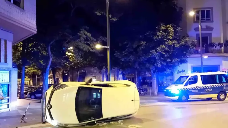 El coche quedó volcado sobre uno de sus costados tras dar una vuelta de campana. POLICÍA MUNICIPAL DE PAMPLONA