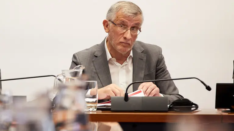 Comparecencia en la Comisión de Presidencia e Igualdad del Parlamento de Navarra del vicepresidente del Gobierno foral, Félix Taberna, para informar sobre las líneas de trabajo que desarrollará su departamento en esta legislatura. IÑIGO ALZUGARAY