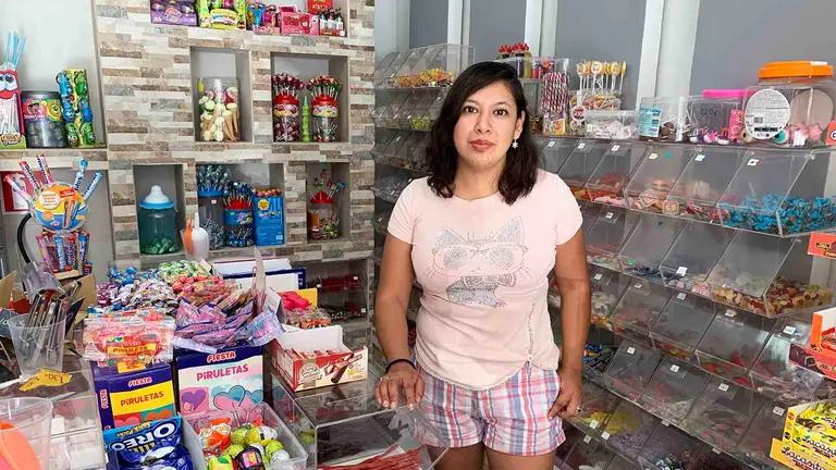 Diana en la tienda de chucherías Bubaloo en Pamplona. Navarra.com