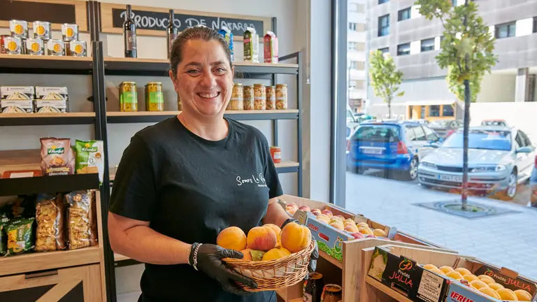 Jéssica y Noelia Domínguez son dos hermanas que han abierto una nueva frutería en el Soto Lezkairu. IRANZU LARRASOAÑA