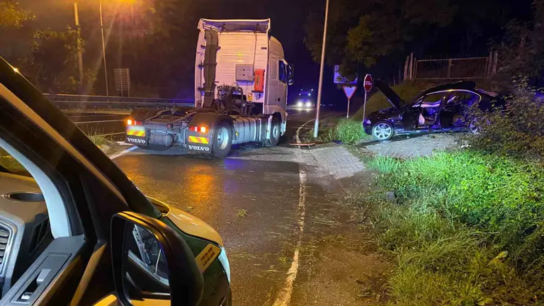 El camión golpeó con su parte frontal el lateral del turismo, sacándolo de la calzada. GUARDIA CIVIL