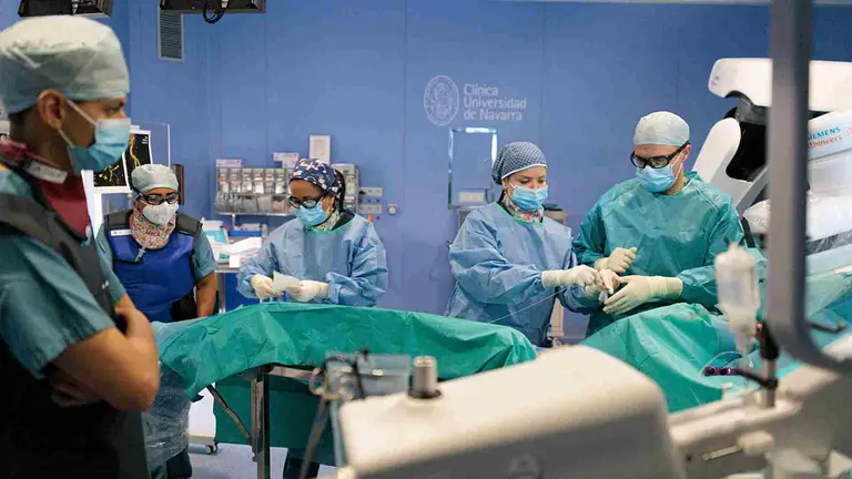 Equipo de profesionales de la Clínica Universidad de Navarra durante un procedimiento de radiología intervencionista.. CLÍNICA UNIVERSIDAD DE NAVARRA