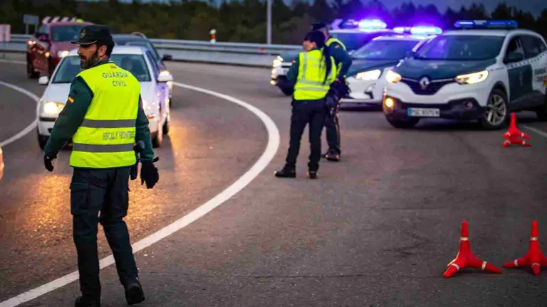 Un agente de la Guardia Civil ordena el tráfico en el lugar del suceso. GUARDIA CIVIL DE NAVARRA