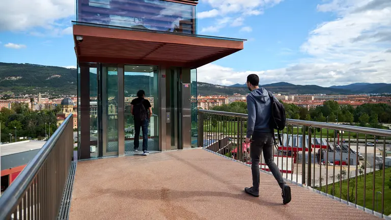 La Gerencia de Urbanismo y la alcaldesa de Pamplona, Cristina Ibarrola, visitan el nuevo ascensor de Trinitarios y las urbanizaciones que se han llevado a cabo. PABLO LASAOSA