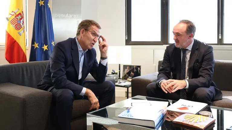 El presidente del Partido Popular, Alberto Núñez Feijóo, se reúne con el presidente de UPN, Javier Esparza, dentro de su ronda para la investidura, en la sede del PP, a 13 de septiembre de 2023, en Madrid (España). La reunión ha tenido lugar en el marco de la ronda de contactos que está manteniendo Feijóo de cara a su debate de investidura, previsto para los próximos días 26 y 27 de septiembre en el Congreso de los Diputados. Esta cita con Esparza tiene lugar tras los encuentros que el líder del PP ya ha mantenido con el presidente del Gobierno en funciones, Pedro Sánchez, el líder de Vox, Santiago Abascal, y el presidente de Canarias y Coalición Canaria, Fernando Clavijo.
13 SEPTIEMBRE 2023;UNION DEL PUEBLO NAVARRO;INVESTIDURA;FEIJÓO;PP;PARTIDO POPULAR;UPN;REUNIÓN;
Marta Fernández / Europa Press
13/9/2023