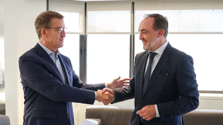 El presidente del Partido Popular, Alberto Núñez Feijóo, se reúne con el presidente de UPN, Javier Esparza, dentro de su ronda para la investidura, en la sede del PP, a 13 de septiembre de 2023, en Madrid (España). La reunión ha tenido lugar en el marco de la ronda de contactos que está manteniendo Feijóo de cara a su debate de investidura, previsto para los próximos días 26 y 27 de septiembre en el Congreso de los Diputados. Esta cita con Esparza tiene lugar tras los encuentros que el líder del PP ya ha mantenido con el presidente del Gobierno en funciones, Pedro Sánchez, el líder de Vox, Santiago Abascal, y el presidente de Canarias y Coalición Canaria, Fernando Clavijo.
13 SEPTIEMBRE 2023;UNION DEL PUEBLO NAVARRO;INVESTIDURA;FEIJÓO;PP;PARTIDO POPULAR;UPN;REUNIÓN
Marta Fernández / Europa Press
13/9/2023