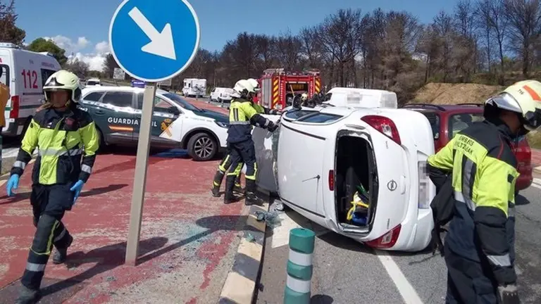 Dos heridos en la colisión entre dos turismos en la carretera N-121 en Valtierra. - BOMBEROS DE NAVARRA