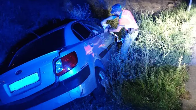 Un agente de la Policía Foral precinta uno de los vehículos implicados en el accidente. POLICÍA FORAL