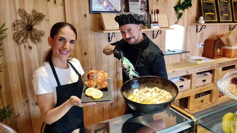 Sheila Rubia y Emilio Cabrera en Pollos la Abuela, en Nuevo Artica. NAVARRA.COM
