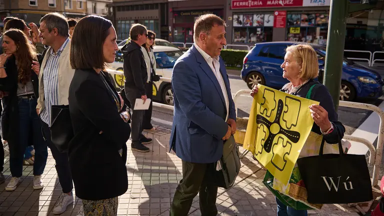 La comisión de Presidencia del Ayuntamiento de Pamplona visita los nuevos pasos de peatones construidos en la rotonda de San Jorge. PABLO LASAOSA