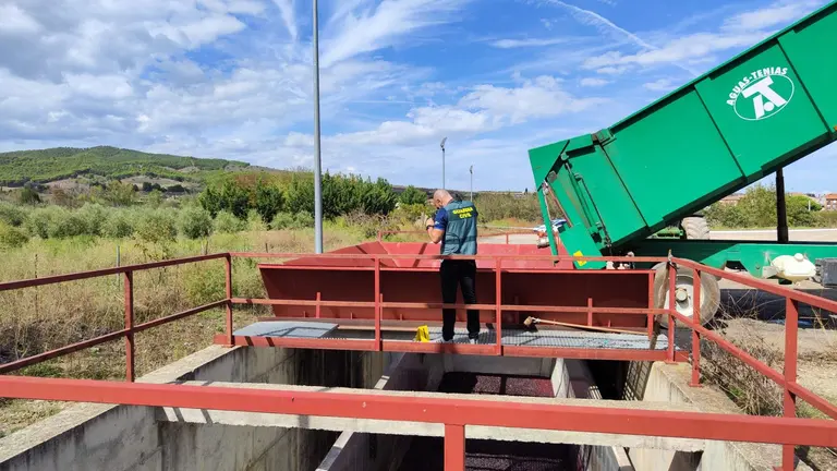 Un guardia civil investiga en el lugar en el que ha ocurrido el accidente laboral. GUARDIA CIVIL