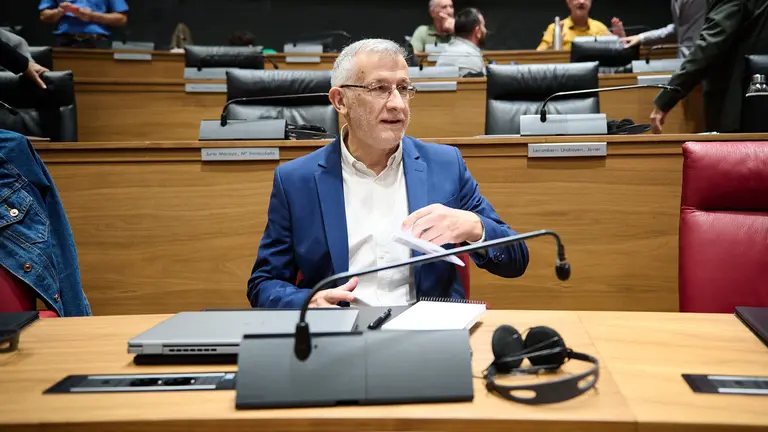 El consejero Félix Taberna minutos antes de comenzar el primer pleno de la legislatura. PABLO LASAOSA