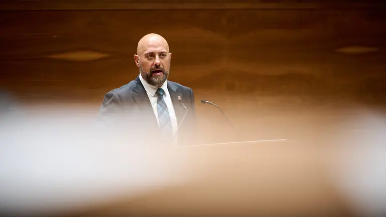 El consejero de Hacienda, José Luis Arasti, interviene en el primer pleno de la legislatura. PABLO LASAOSA